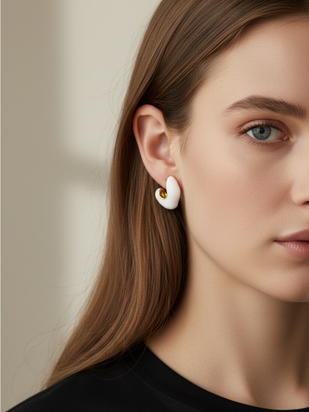 10/10 Women's White and Gold Twist Hoop Earrings